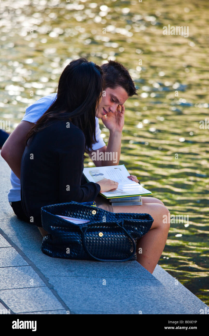 Lernen Englisch am Fluss Cheonggyecheon in Seoul Südkorea Stockfoto