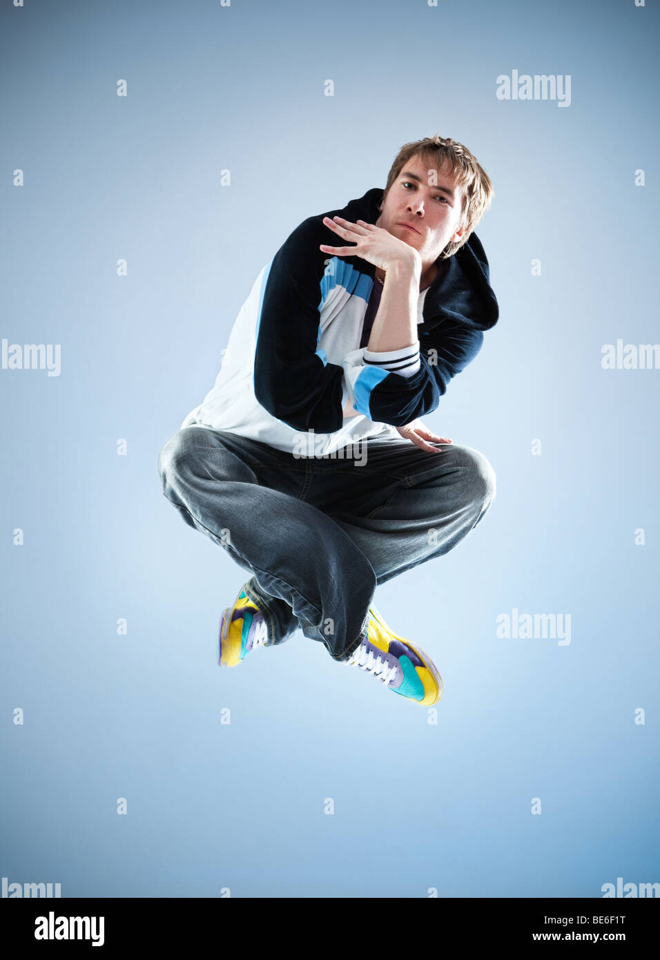 Junger Mann Modern Dance. Auf weichen blauen Hintergrund. Stockfoto