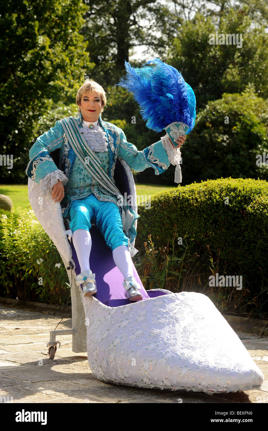 Julian Clary im Kostüm als Dandini für seinen neuesten Pantomime-Auftritt in Cinderella auf dieses Weihnachten an die Hawth in Crawley Stockfoto