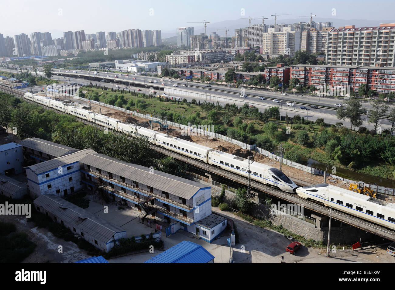 Ein Hochgeschwindigkeitszug CRH (China Railway High-Speed) durch Beijing Stadt. 21 Sep 2009 Stockfoto