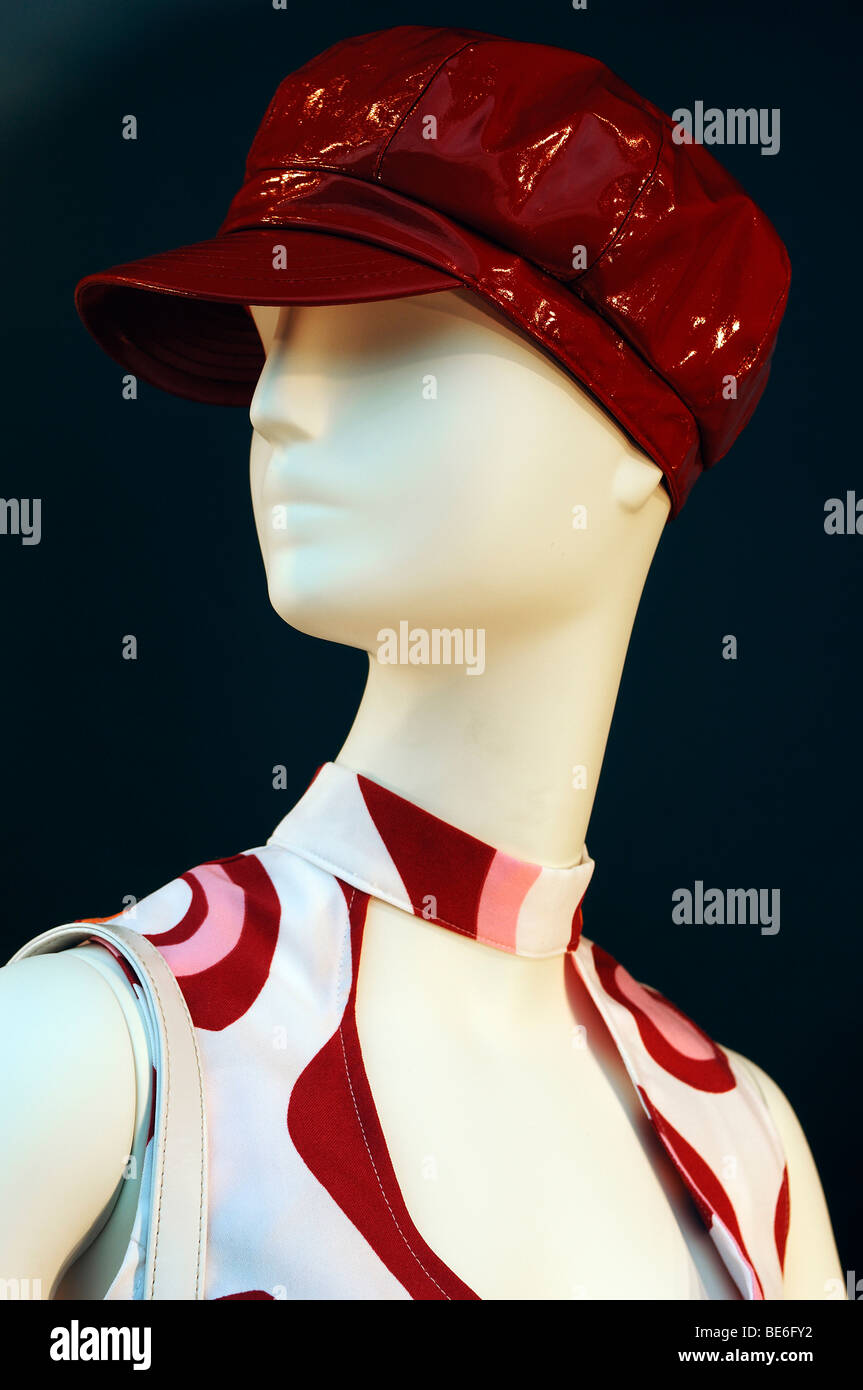 Schaufensterpuppe gekleidet im 60er Jahre Stil mit einem roten Lackleder-Mütze in einem Kaufhaus, Hamburg, Deutschland, Europa Stockfoto