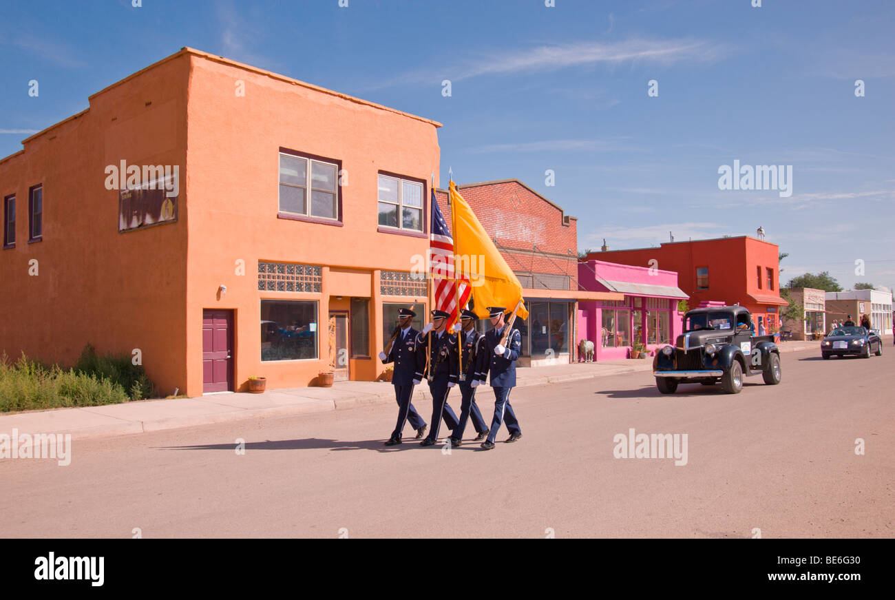 Fliegenden Fahnen von Nation und Staat, die Color Guard Märsche durch auf dem Straßenfest in Carrizozo, New Mexico. Stockfoto