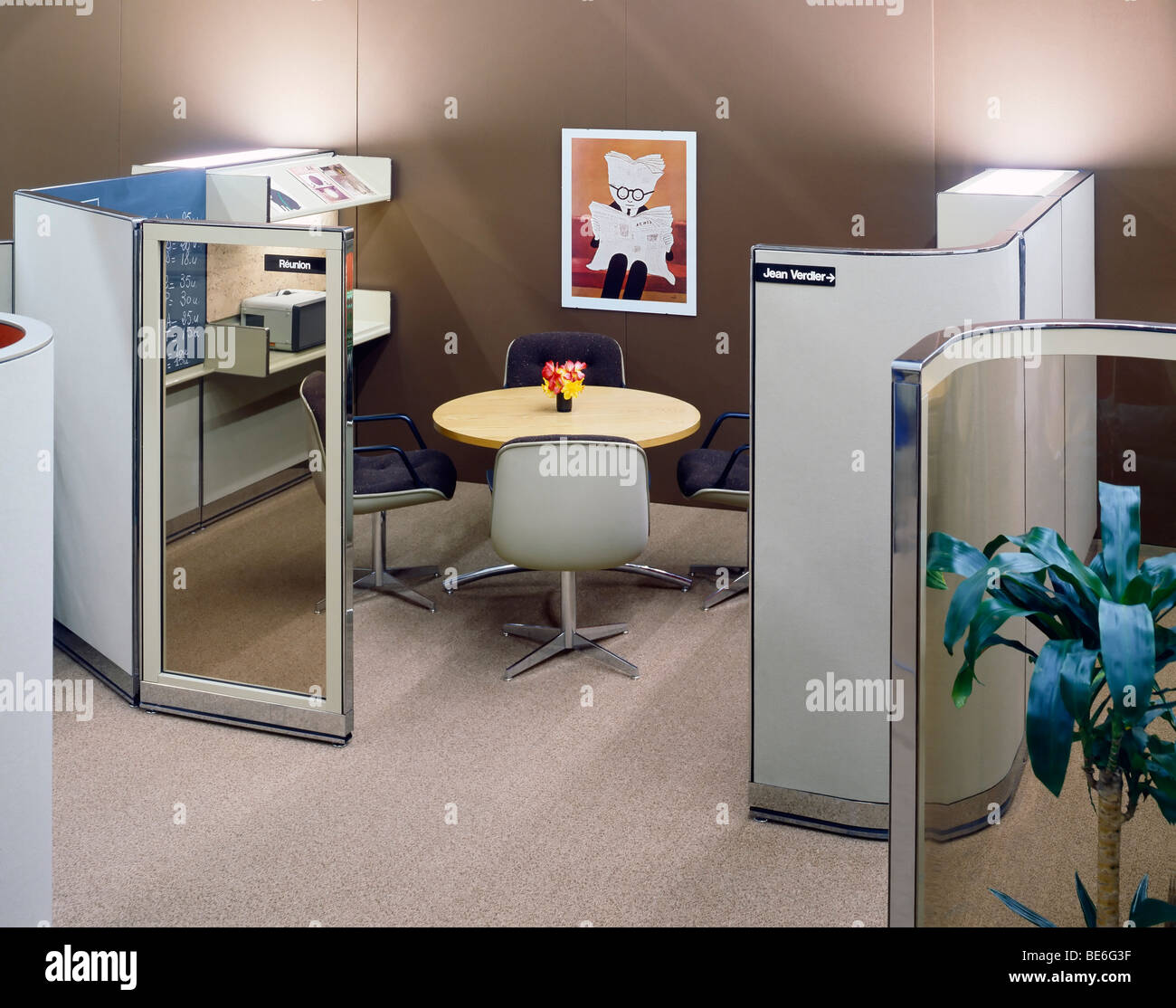 1980er Jahre Büro-Tagungsraum im Open Space-Büro Stockfoto