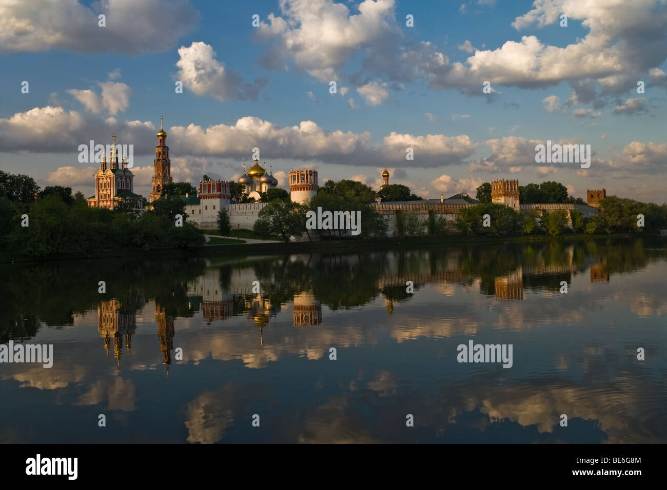 Blick auf Nowodewitschi-Kloster in Moskau über den großen Teich Stockfoto