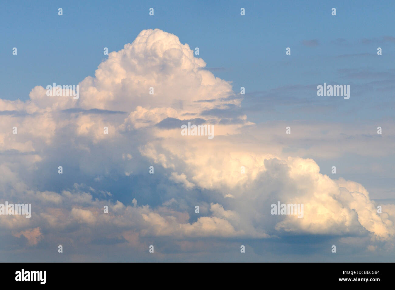 Emporragende Cumulonimbus Wolke Stockfoto