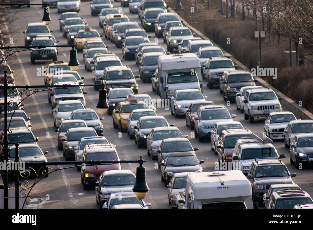 Starker Autoverkehr auf einer großen Straße. Stockfoto