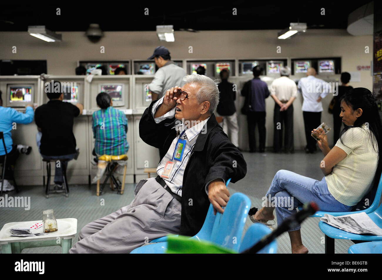 Investoren suchen auf Aktienindex Zitate bei einer Wertpapierfirma in Peking, China. 21 Sep 2009 Stockfoto