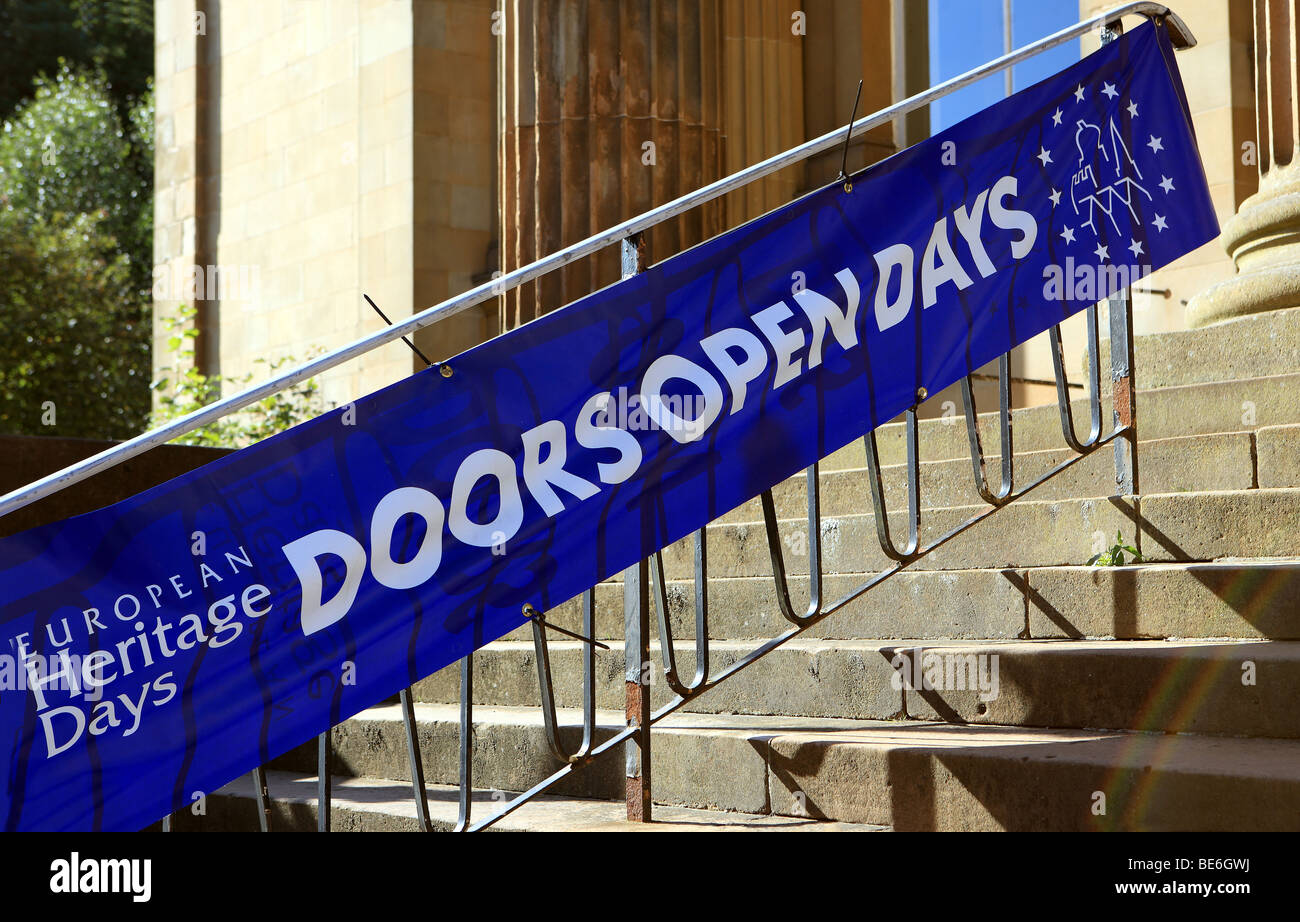 Türen-Tag der offenen Tür-Banner außerhalb eines Museums Stockfoto