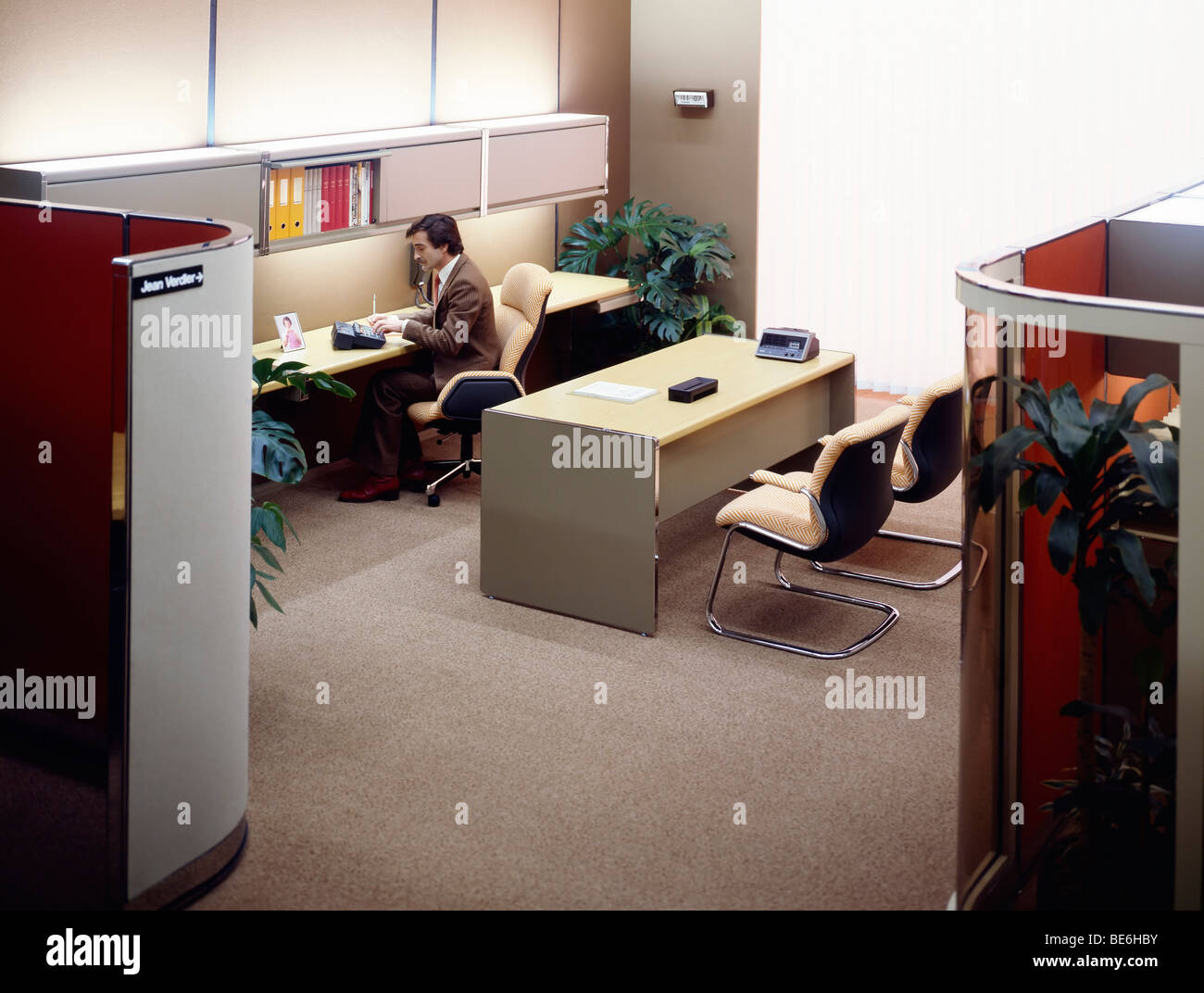 1980er Jahre Executive im open Space office Stockfoto