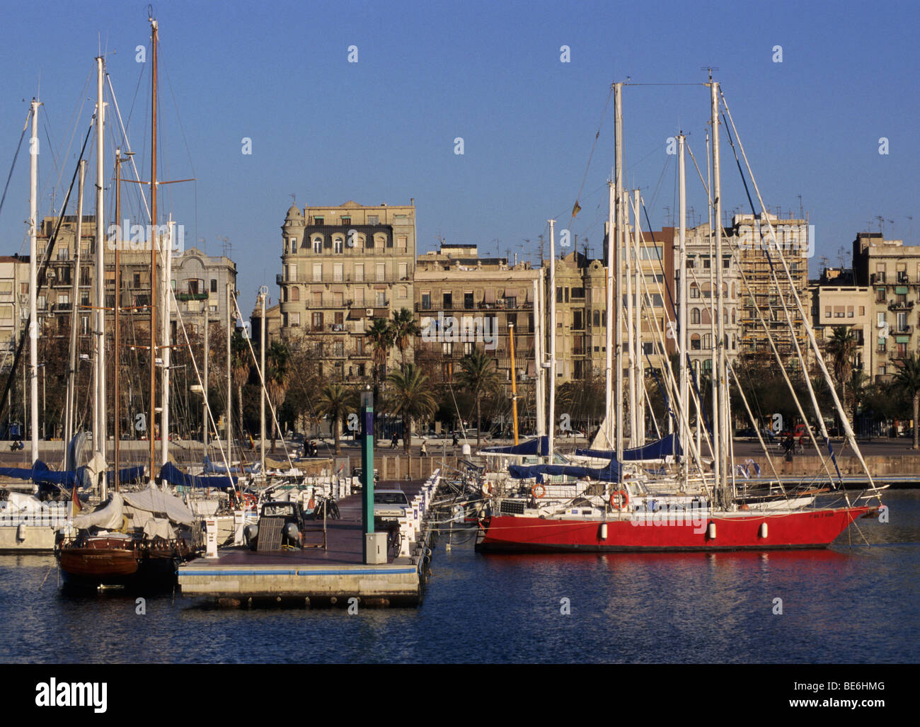 Marina Port Vell in der Dämmerung und Barceloneta - Barcelona - Spanien Stockfoto