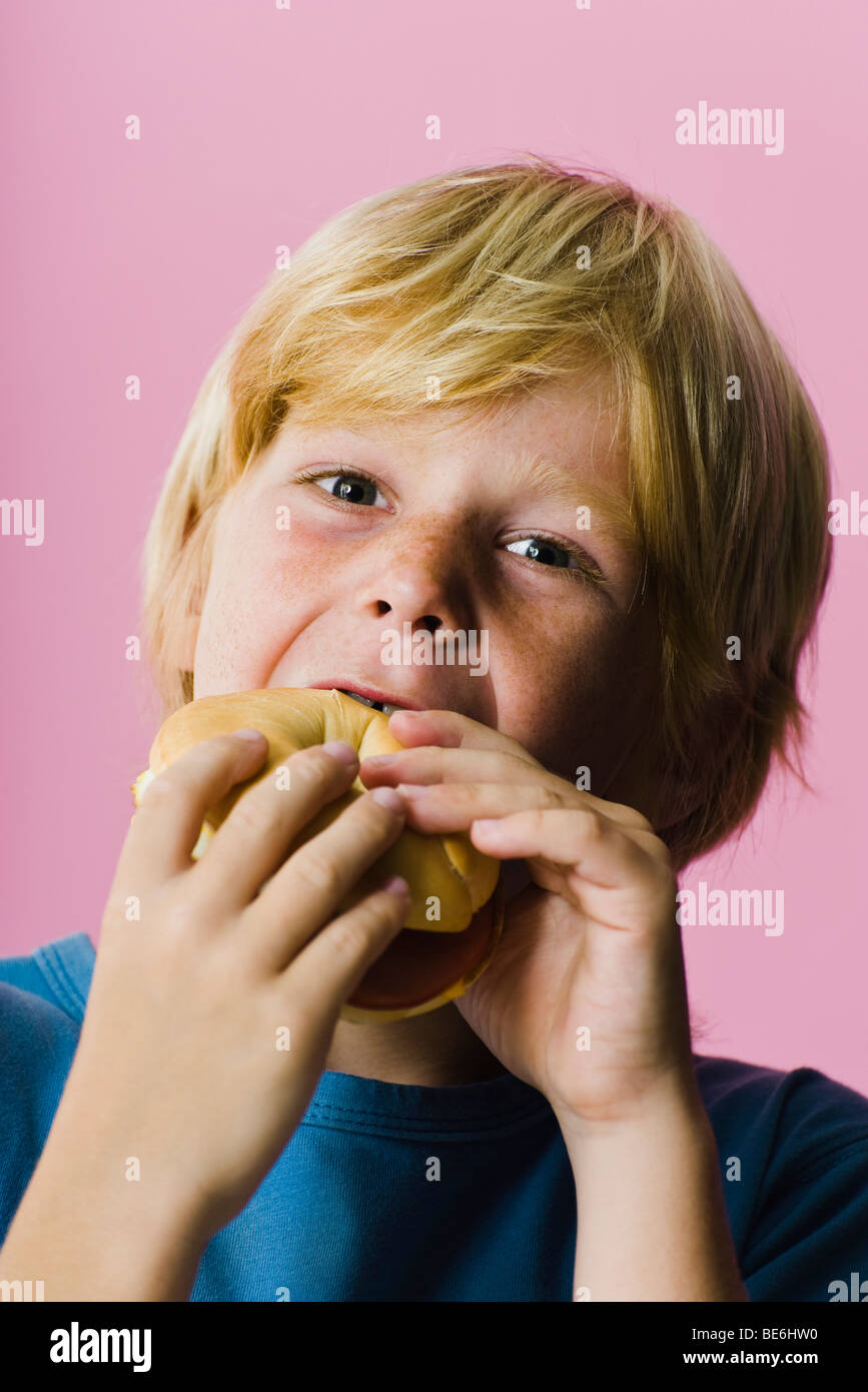 Junge Essen sandwich Stockfoto