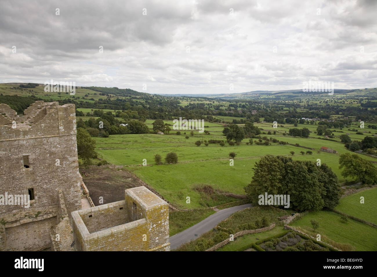 Blick vom hohen Stadtmauern über Burgruine, Dorf Häuser & schöne malerische Landschaft - Bolton Castle, Wensleydale, North Yorkshire, England, UK. Stockfoto