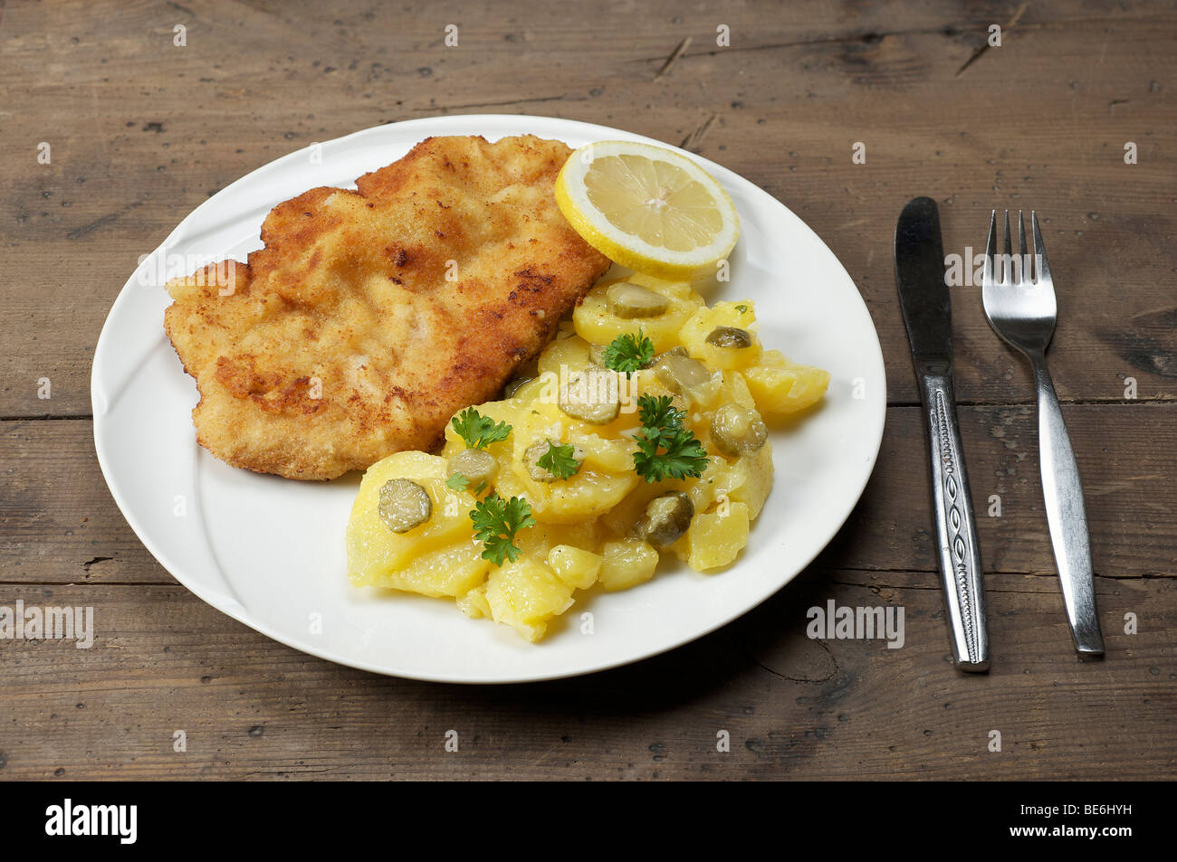 Putenschnitzel Wiener Art mit Kartoffelsalat Stockfotografie - Alamy