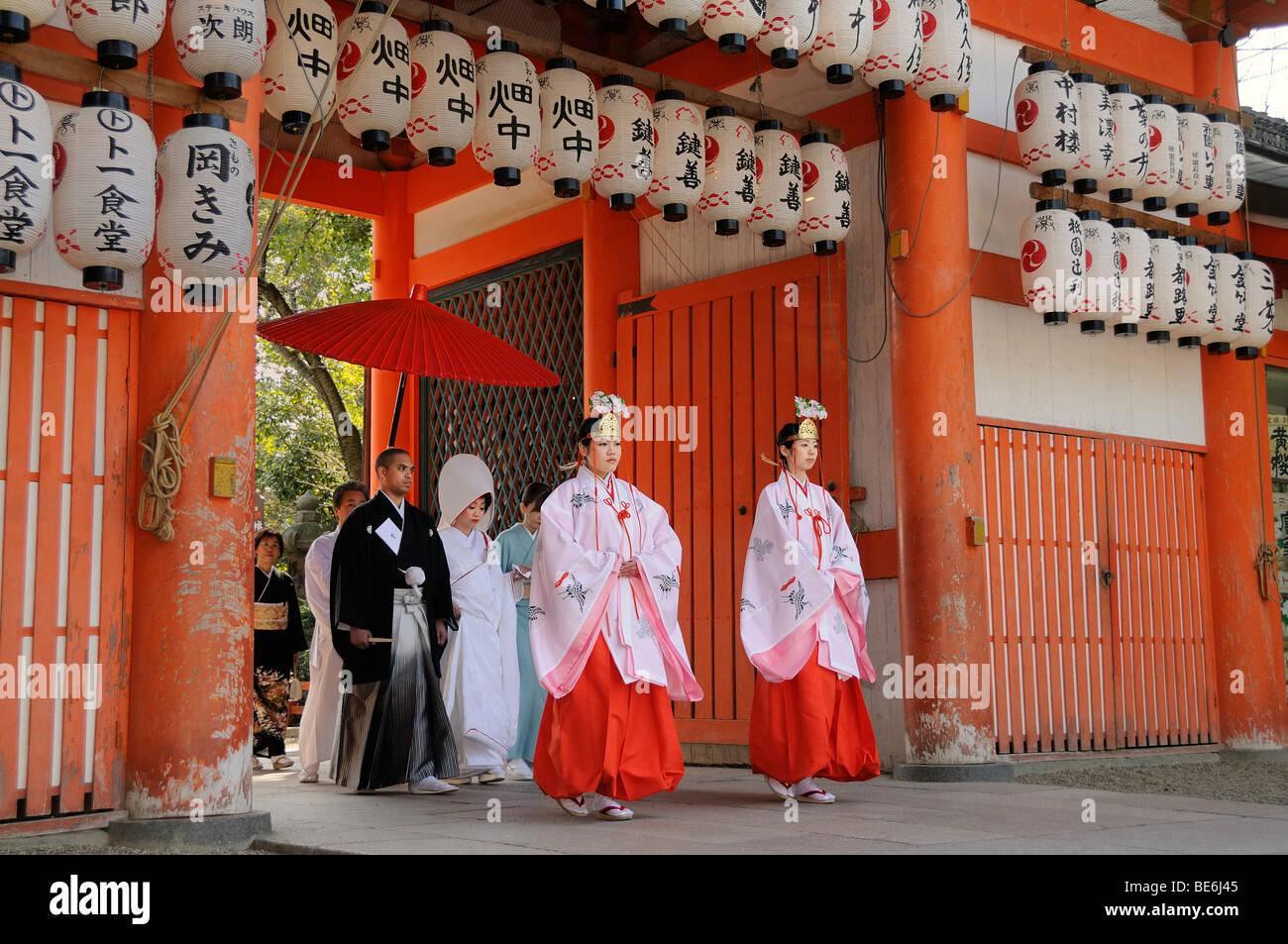 Eintrag der Brautzug bei einer Shinto Hochzeit, zu Fuß durch den Torbogen, Eintritt in das Heiligtum, unter der Leitung von Mikos, Yasaka Stockfoto