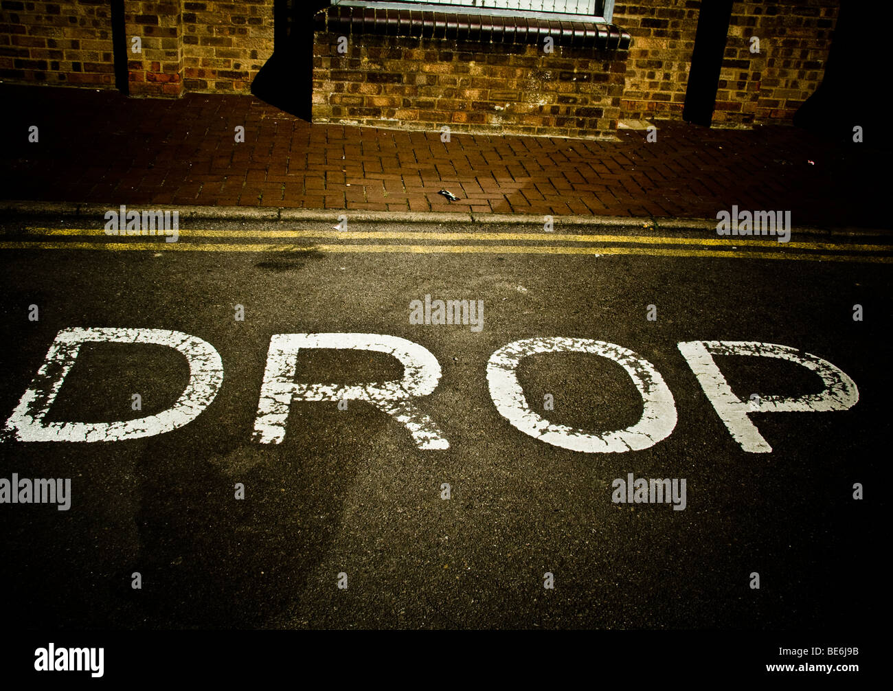 Drop in Farbe auf der Straße geschrieben. Stockfoto