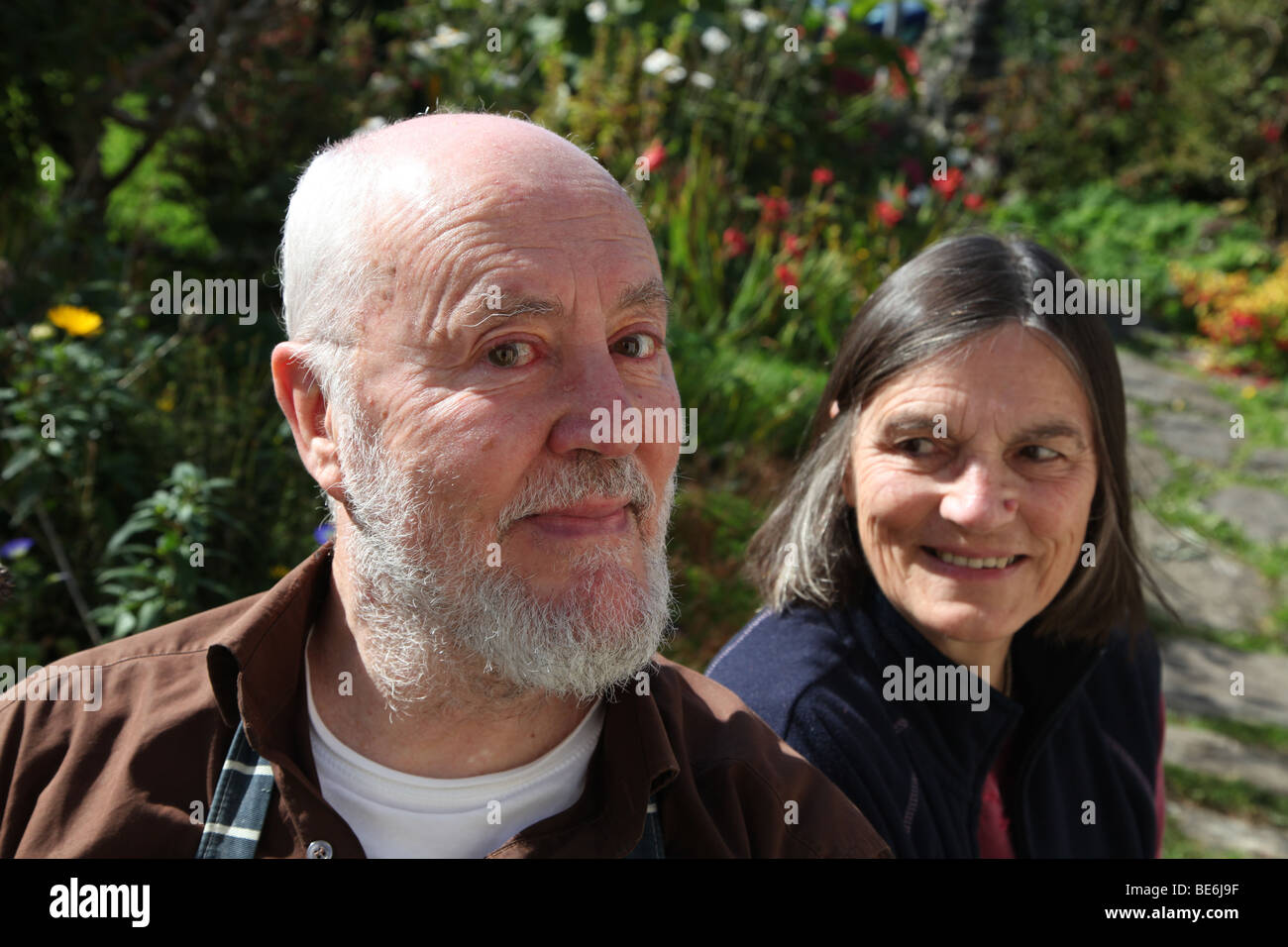 John und Mo Kingerlee in ihrem Garten West Cork Stockfoto