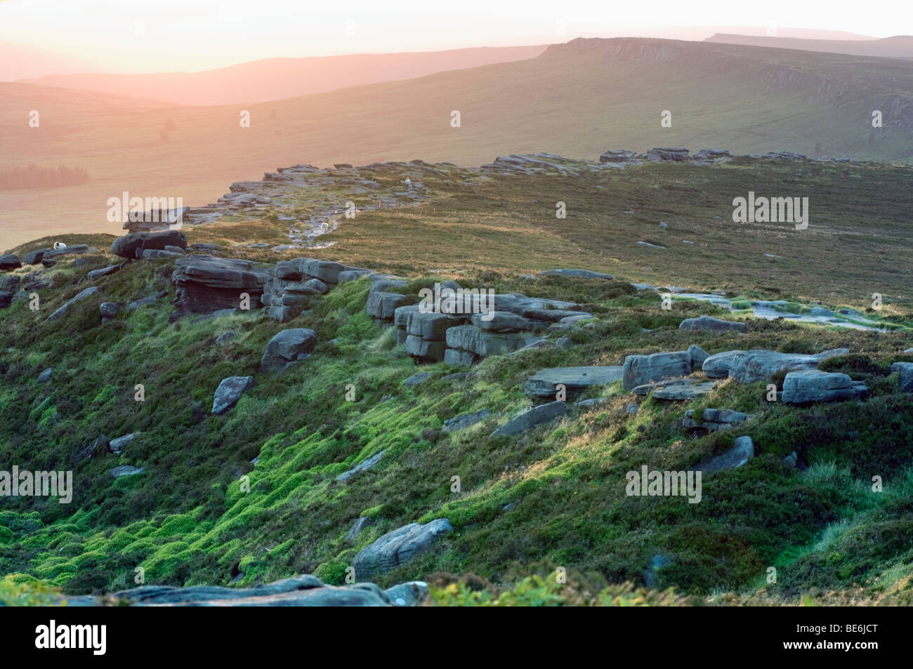 Moor und Felsen am Stanage Edge in den Peak District, Derbyshire, England Stockfoto