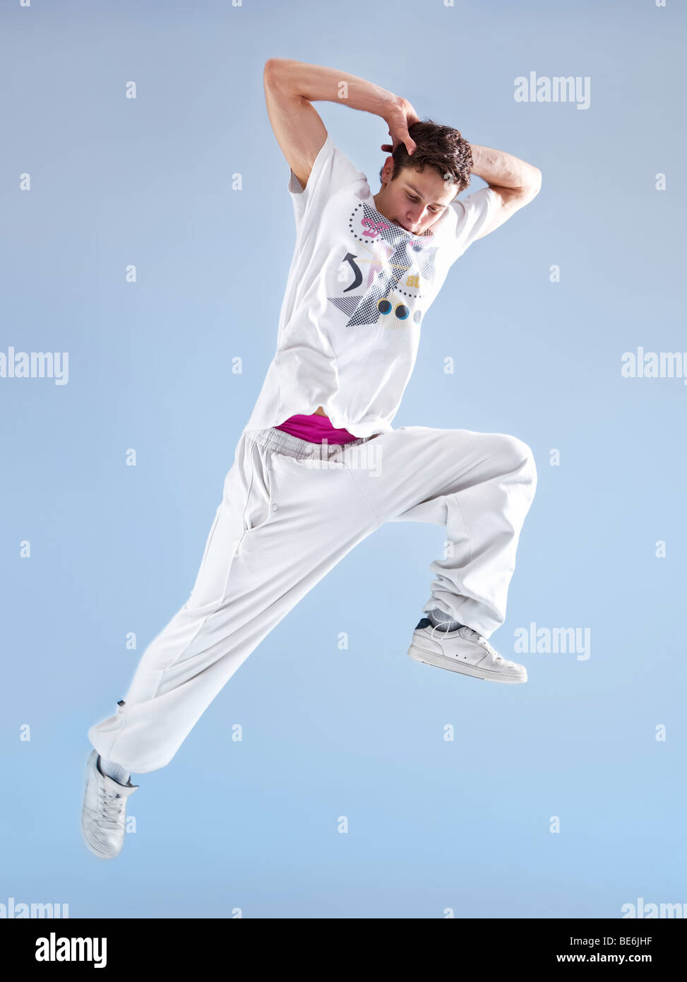 Junger Mann Modern Dance. Auf weichen blauen Hintergrund. Stockfoto