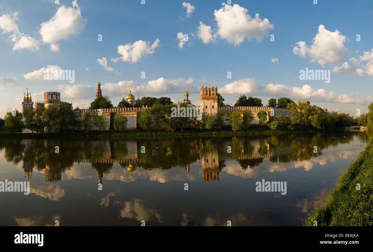 Blick auf Nowodewitschi-Kloster in Moskau über den großen Teich Stockfoto