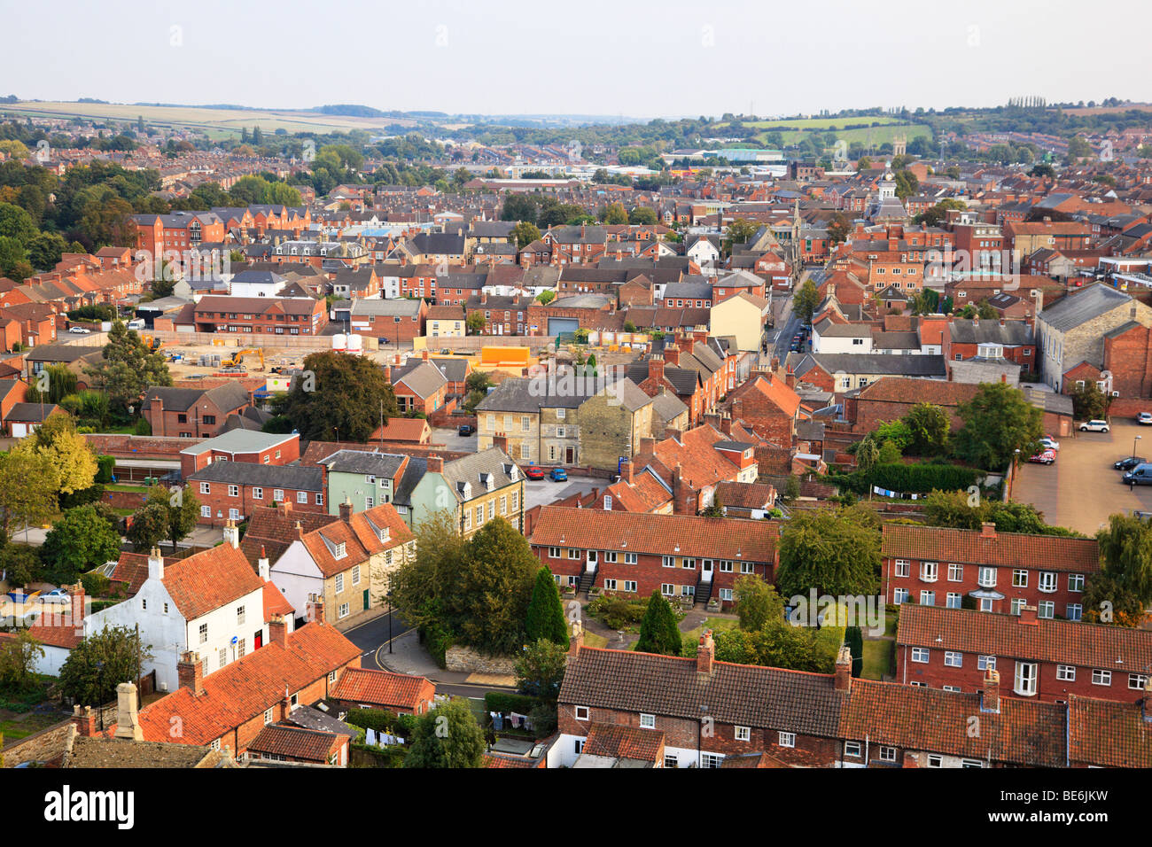 Aus der Vogelperspektive über Dächer, Grantham, Lincolnshire, England Stockfoto