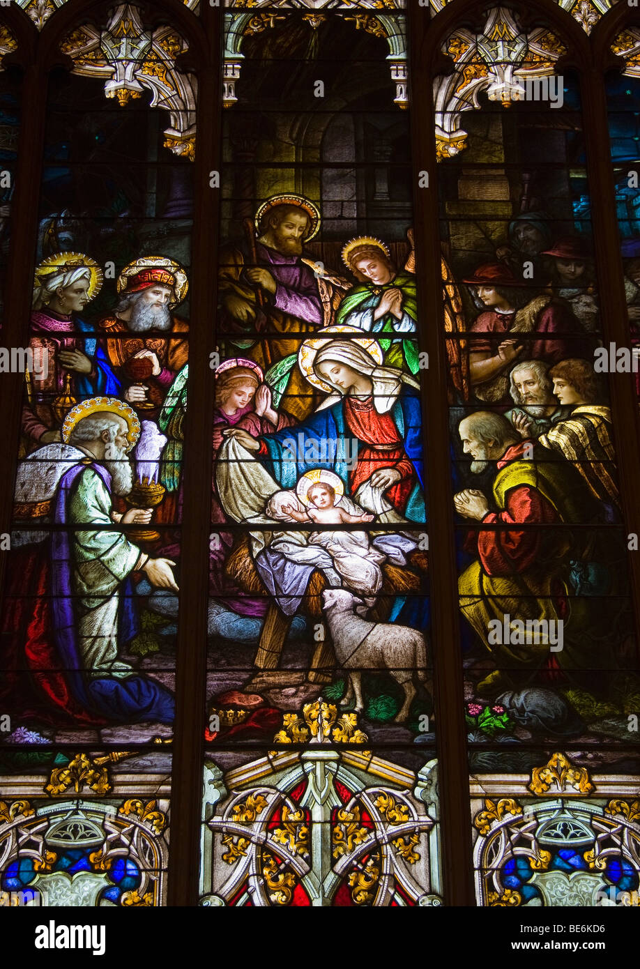 Eine Darstellung der Geburt Jesu Christi in Glasmalerei am St. Patricks römisch-katholische Kirche in Bisbee, Arizona. Stockfoto