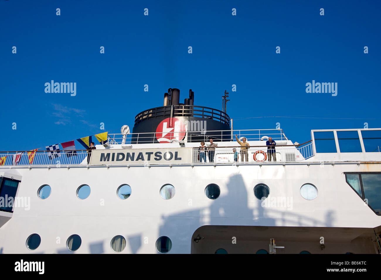 Passagiere-Welle aus MS Midnatsol, einer der 12 Hurtigruten Schiffe mit Passagieren und Fracht entlang der norwegischen Küste. Stockfoto