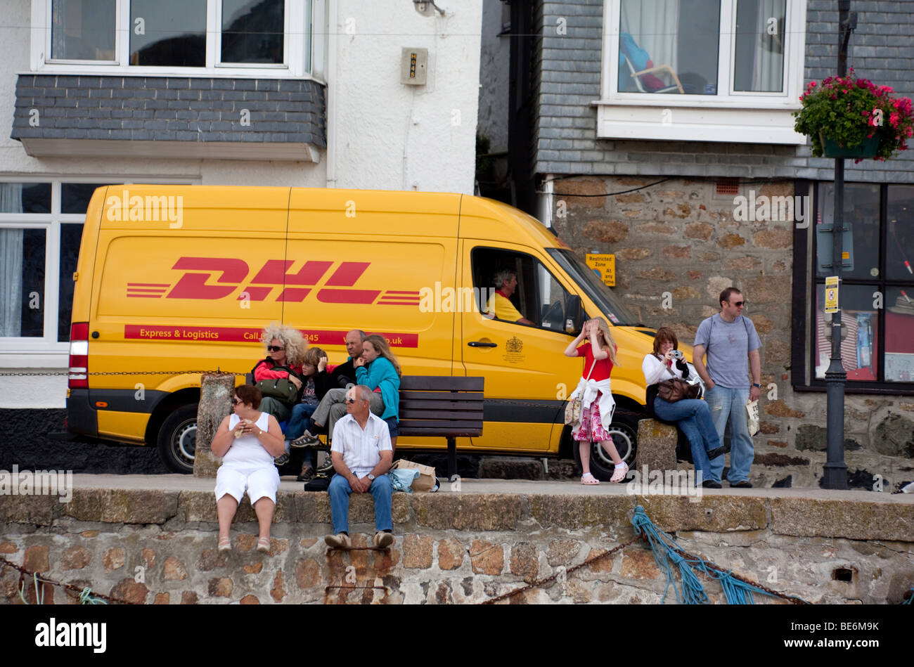 DHL-Lieferwagen übergibt Fußgänger, St. Ives, Cornwall, Vereinigtes Königreich. Stockfoto