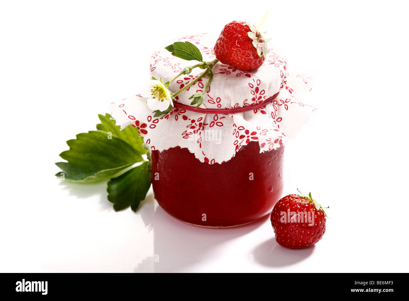 Erdbeer-Marmelade in ein Glas Stockfoto