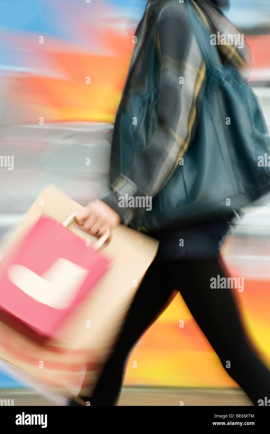 Shopper mit Einkaufstüten, verschwommen Stockfoto