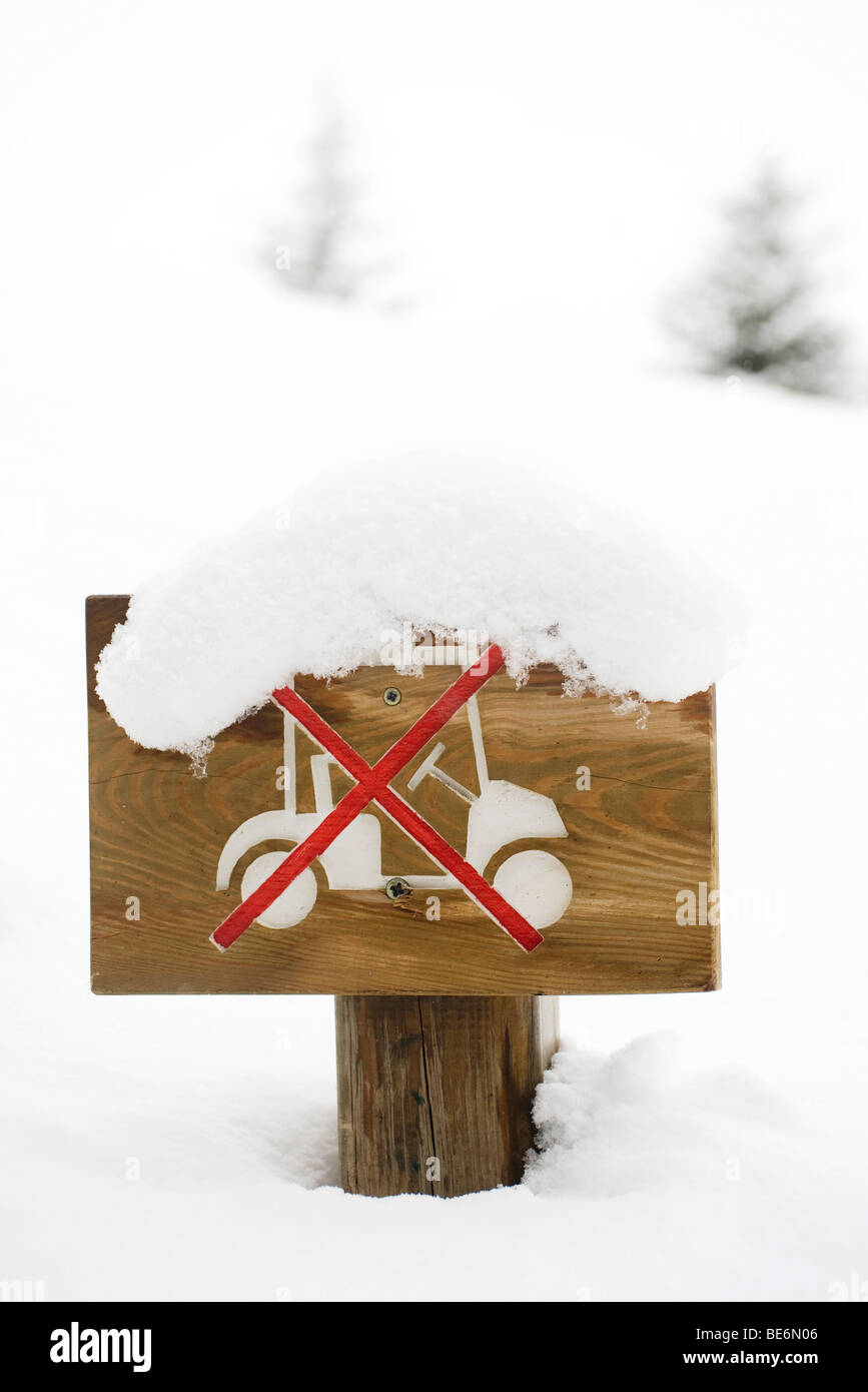 Schnee-bedeckten Parkverbot anmelden Golfplatz Stockfoto