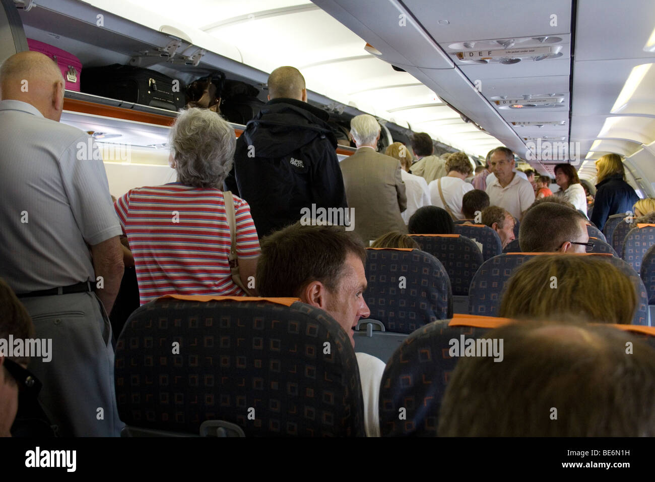 Passagiere-Warteschlange Flugzeug verlassen Stockfoto