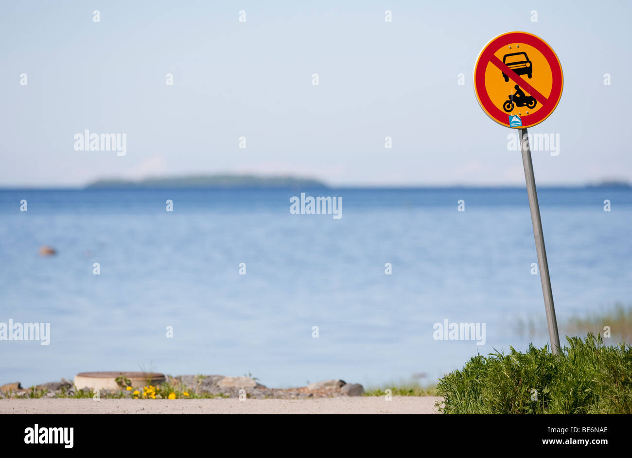 Finnisches Verkehrsschild Nummer 312. (Kein Eintritt für elektrisch angetriebene Fahrzeuge), keine motorisierten Fahrzeuge erlaubt, Finnland Stockfoto