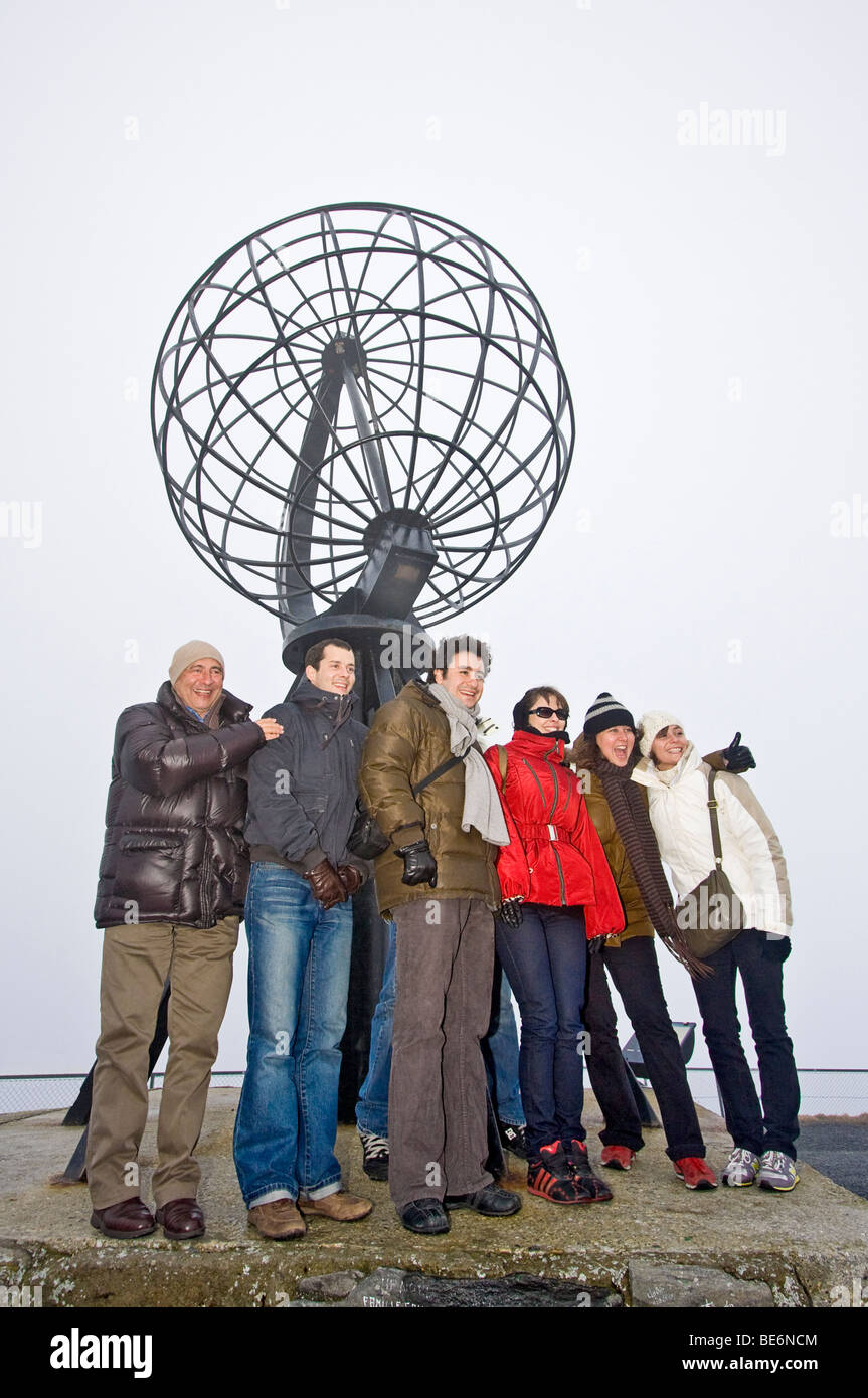 Touristen im Globe am Nordkap, Norwegen bei 71 Grad, 10 Minuten nördlich, Küste in der Nähe der nördlichste Punkt der Europäischen Stockfoto