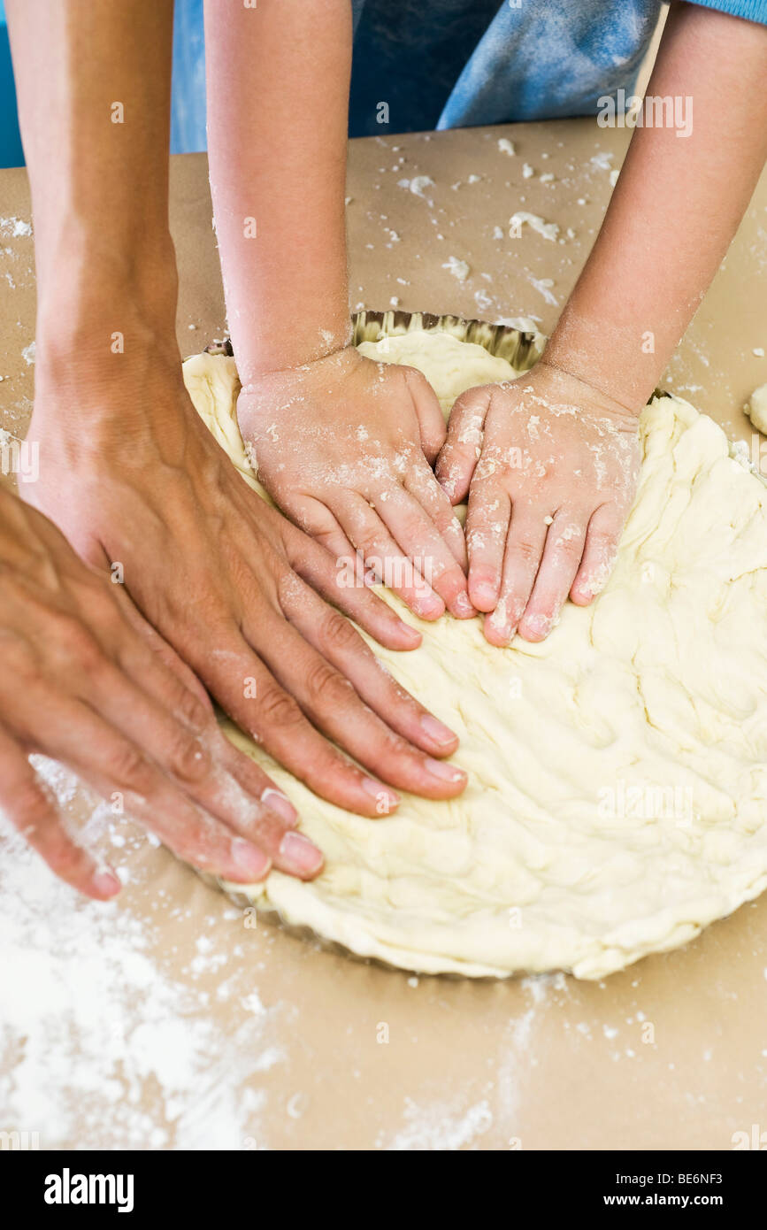 Mutter und Kind Tortekruste gemeinsam machen, beschnitten, Ansicht Stockfoto