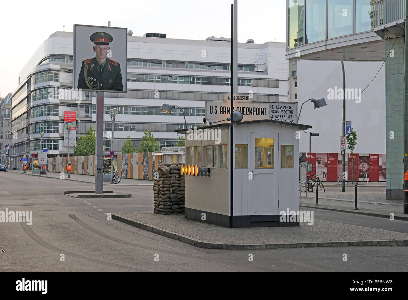 Ehemaliger Grenzübergang für Diplomaten in Berlin, Friedrichstraße Straße, Checkpoint Charlie, Berlin, Deutschland, Europa Stockfoto