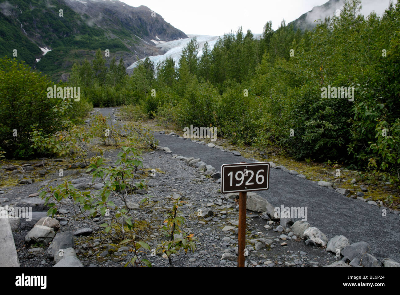 Exit-Gletscher, Seward, Alaska.  Aufschlussreicher Rückzug der Gletscher, ein Zeichen zeigt, wo der Gletscher bis 1926 erweitert Stockfoto