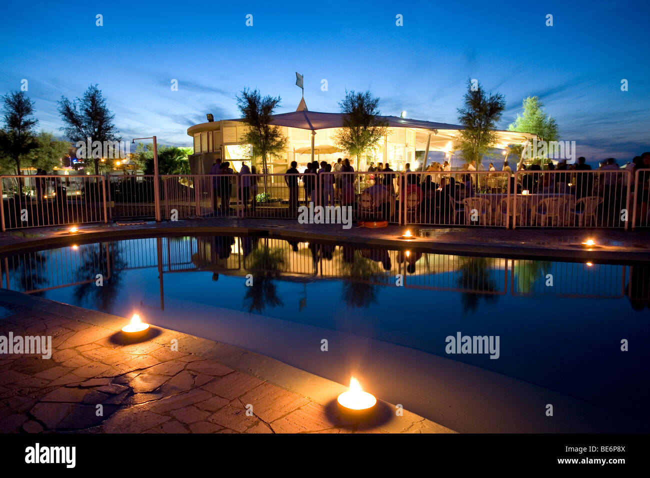 Party in der Dämmerung am Strand Stockfoto