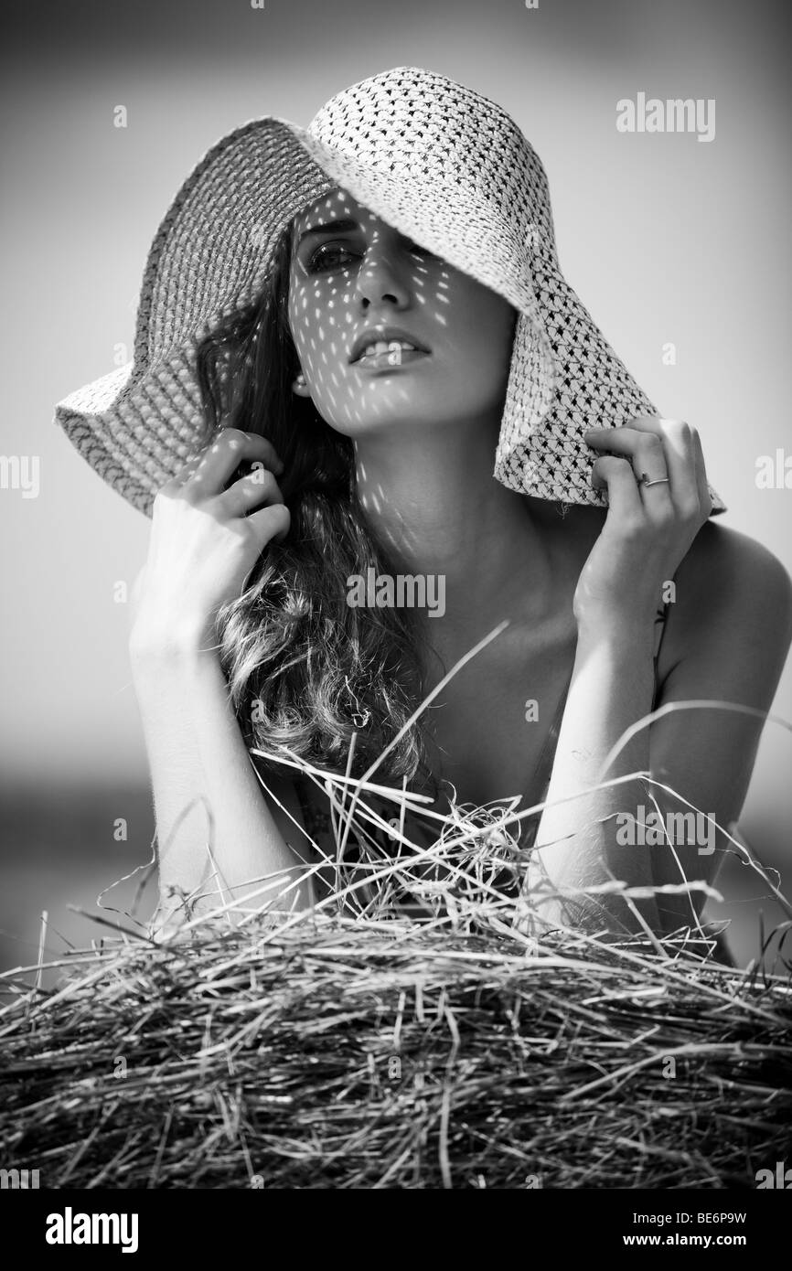 Junge Frau in einem ländlichen Porträt Hut. Schwarz und weiß. Stockfoto