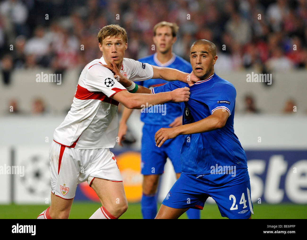 Duell zwischen Madjid BOUGHERRA, Glasgow Rangers, rechts, und Pavel Pogrebnyak, VfB Stuttgart, links, erwartet eine Ecke geschossen, in t Stockfoto