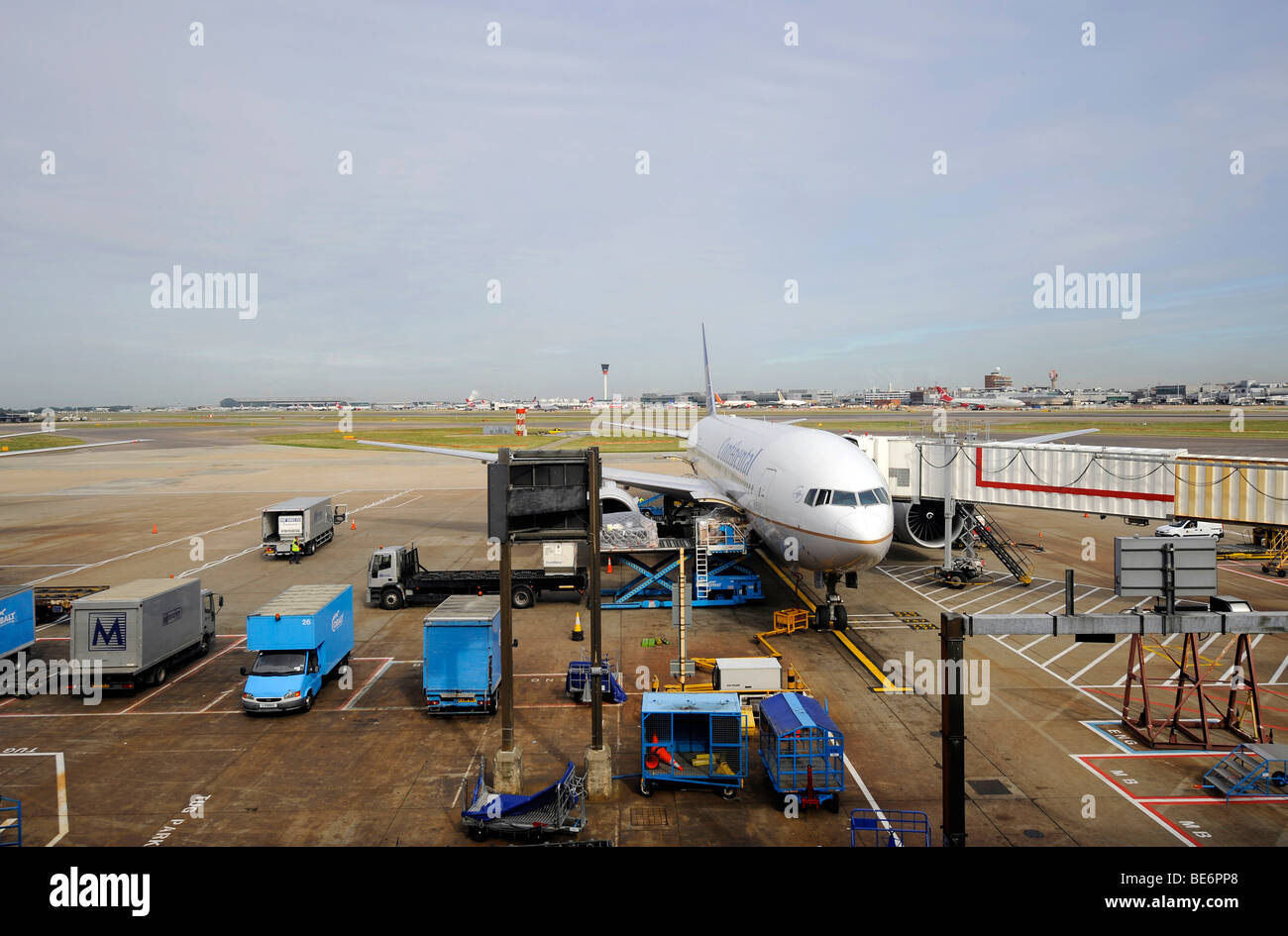 Vorbereitungen vor dem Flug eines Flugzeugs Delta Airlines BAA Heathrow International Airport, Terminal 4, London, England, United King Stockfoto