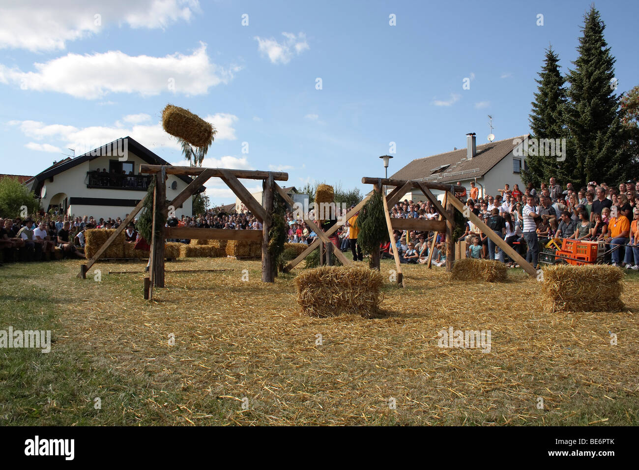 Disziplin Garbe Werfen Uber Ein Hindernis Highland Games In Kreenheinstetten Landkreis Sigmaringen Oberschwaben Baden Wuerttemb Stockfotografie Alamy