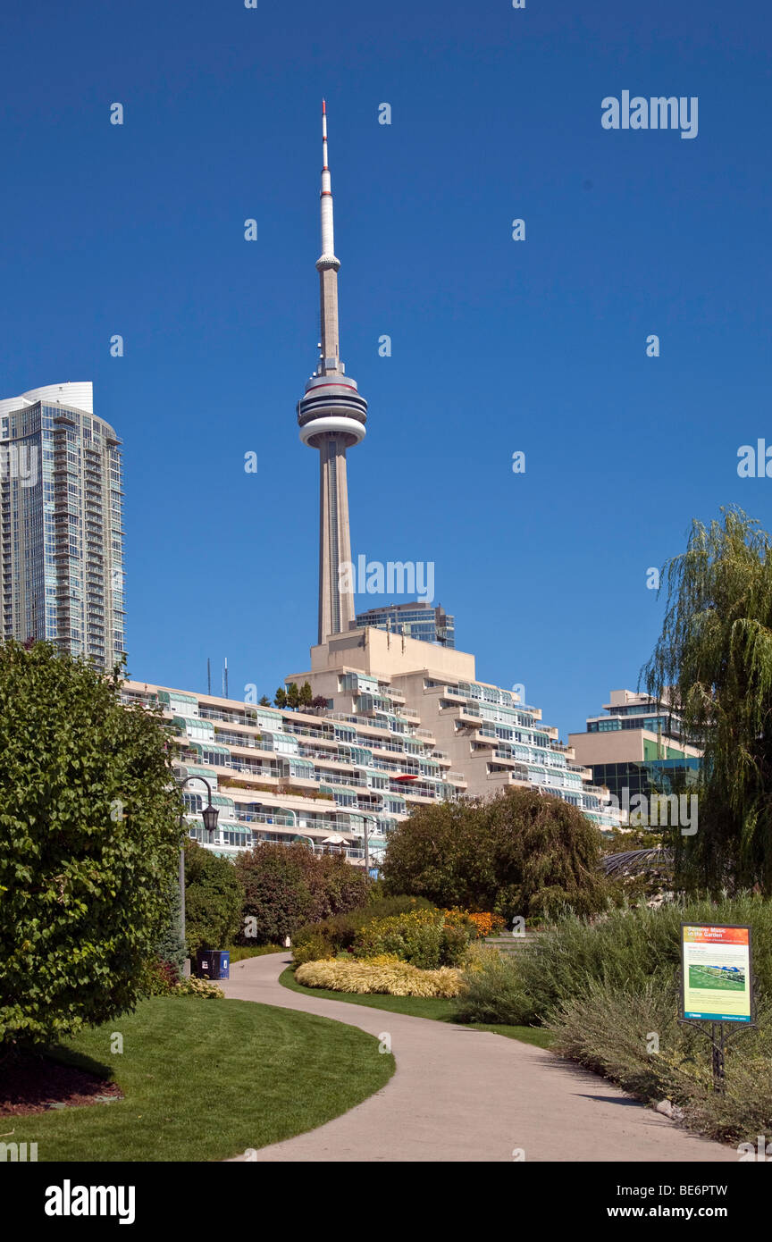 Toronto, Ontario; Kanada; Waterfront Eigentumswohnungen und Bürogebäude und der berühmten CN-Tower, der höchsten Welten frei stehend T Stockfoto