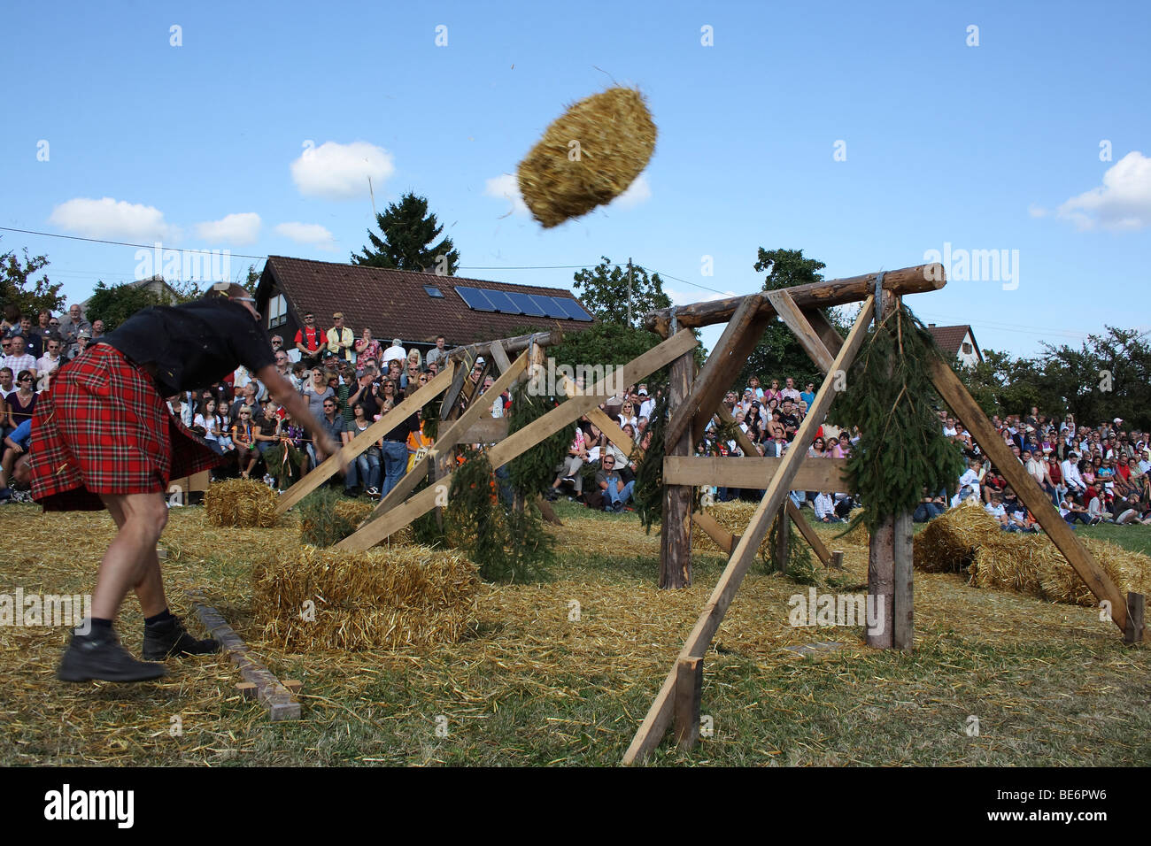 Disziplin Garbe Werfen Uber Ein Hindernis Highland Games In Kreenheinstetten Landkreis Sigmaringen Oberschwaben Baden Wuerttemb Stockfotografie Alamy
