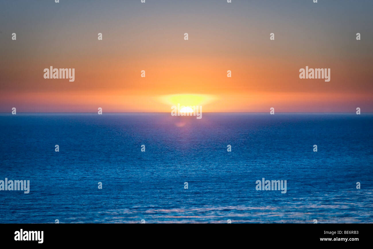Sonnenuntergang über dem Pazifik vor der Küste von San Pedro, Kalifornien. Stockfoto