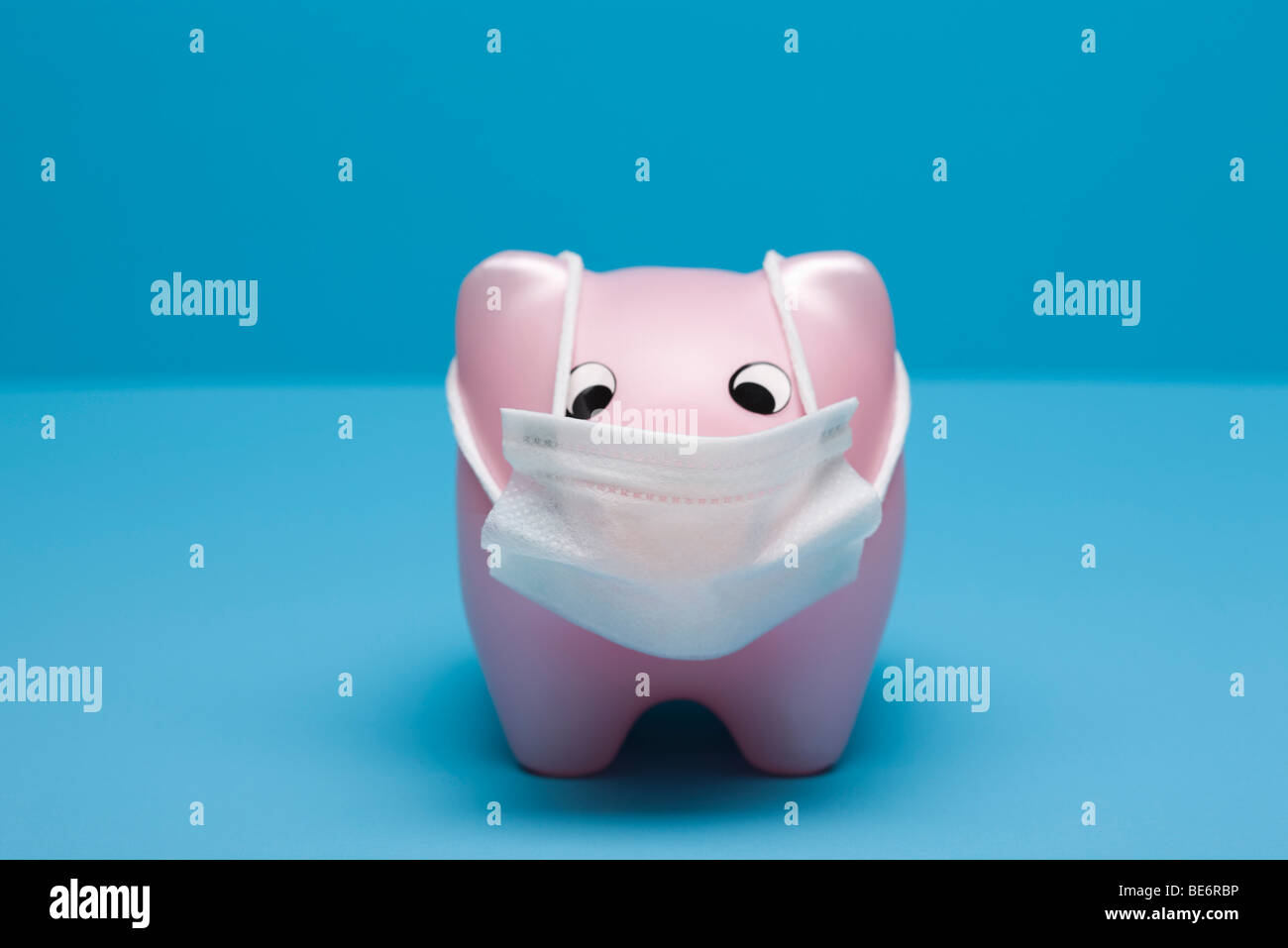 Schweinegrippe-Konzept, Spielzeug Schwein tragen von Schutzmasken Stockfoto