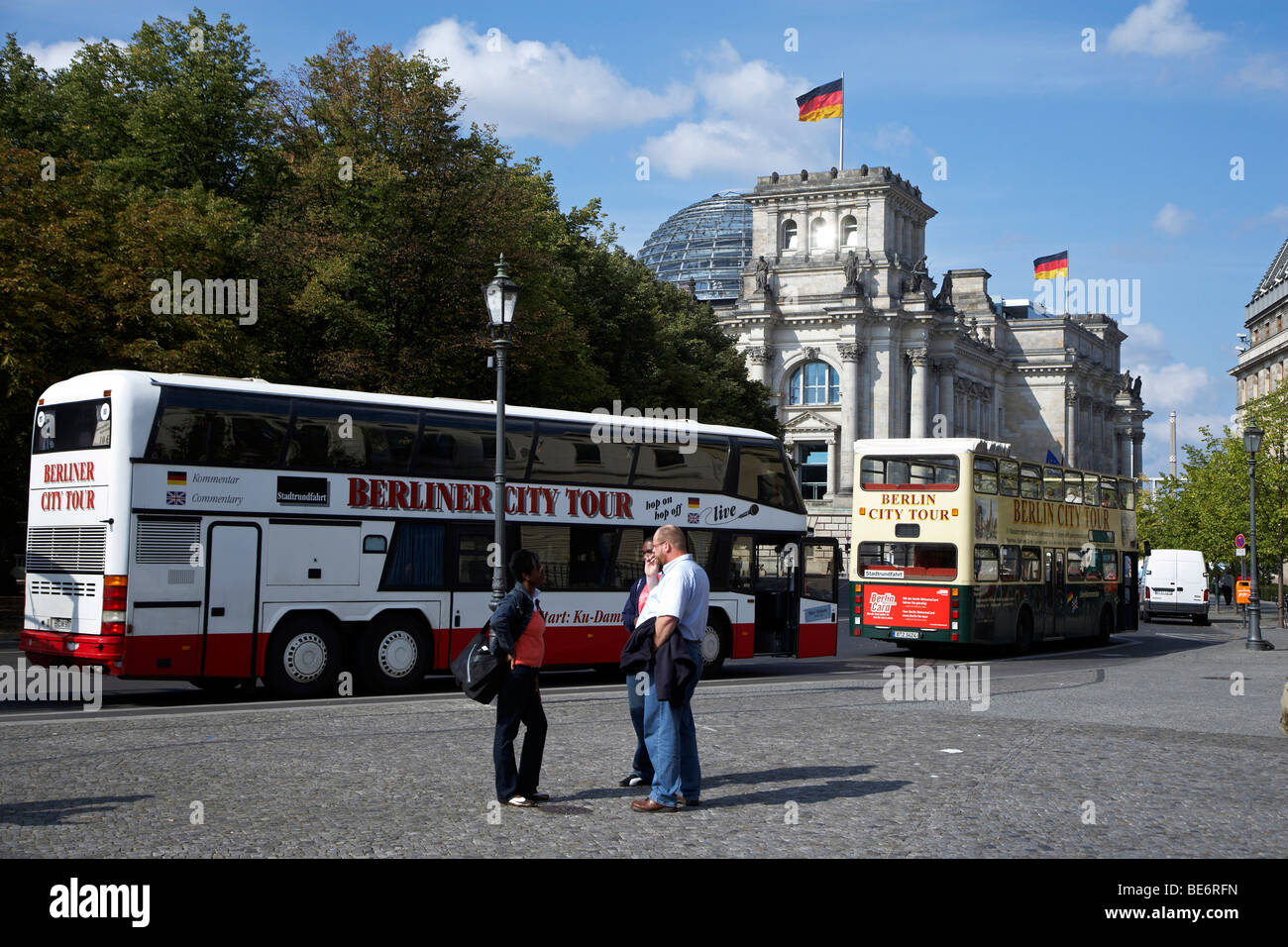 Touristenbusse auf das Reichstagsgebäude in Berlin, Deutschland, Europa Stockfoto