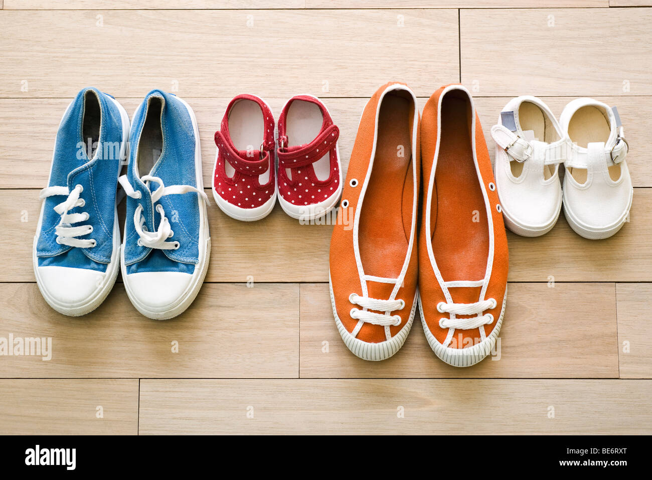 Familie Schuhe zusammen aufgereiht Stockfoto
