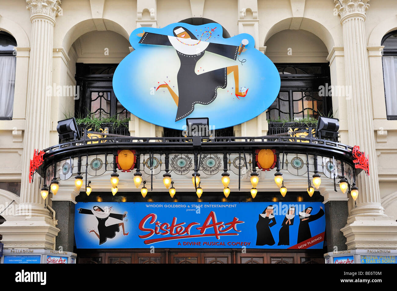 Banner und Logo das Sister Act Musical Theater in Soho Bezirk, London, England, Vereinigtes Königreich, Europa Stockfoto