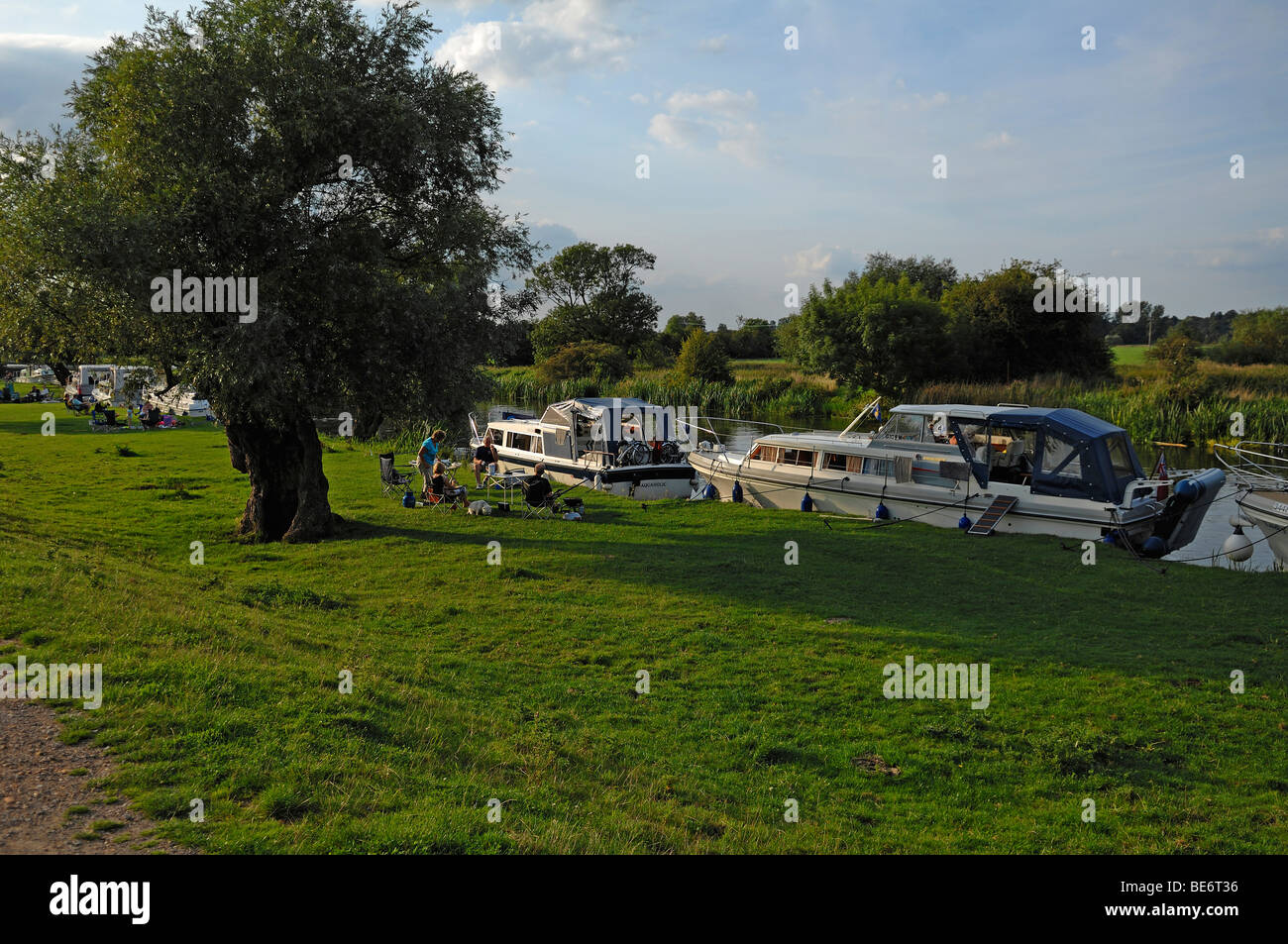 Boote vertäut am Fluss Ouse im Abendlicht in Hemingford Grey, Cambridgeshire, England, United Kingdom, Europe Stockfoto