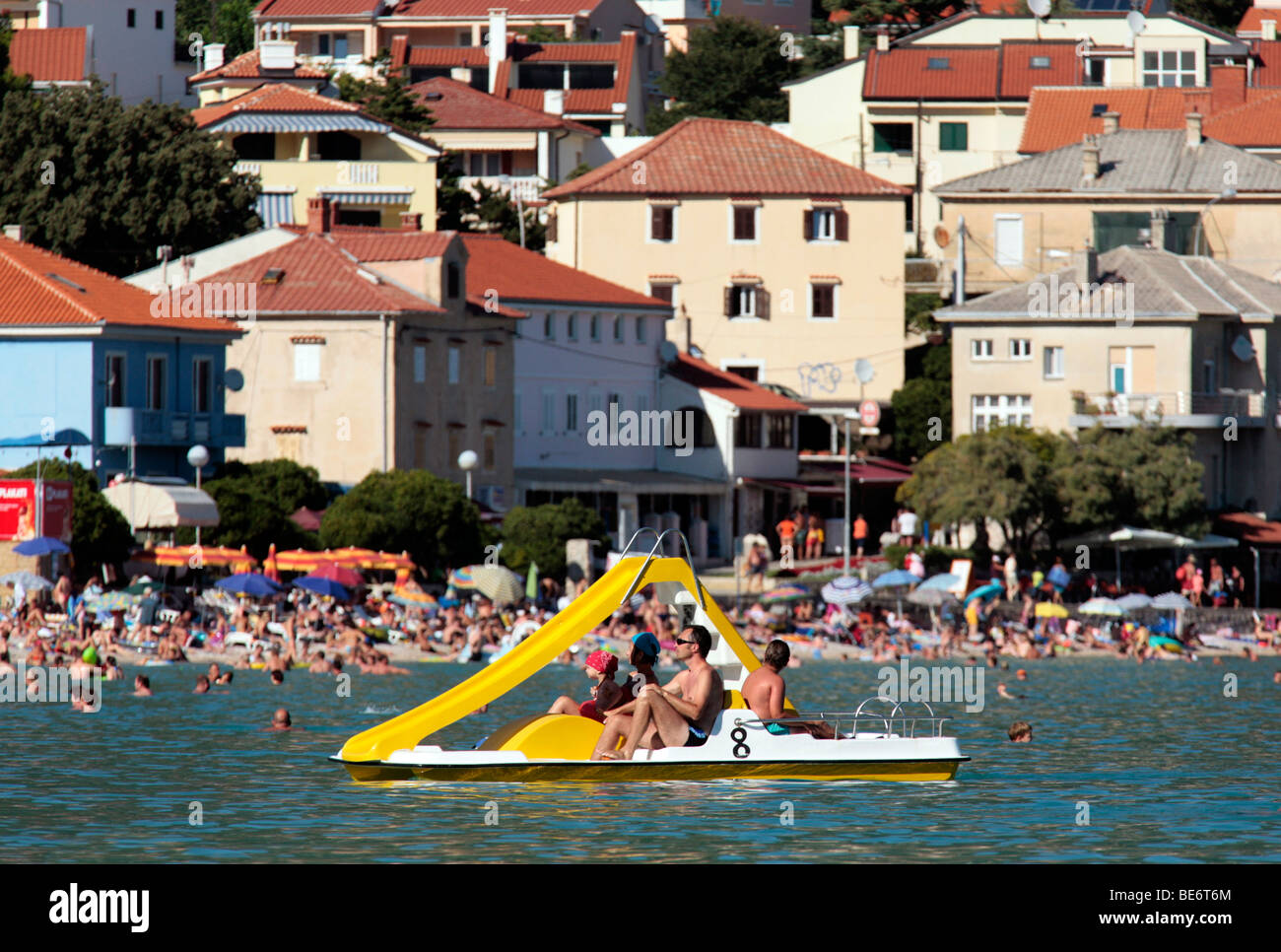 Menschen auf Tretboot, Sonnen, Kroatien Stockfoto